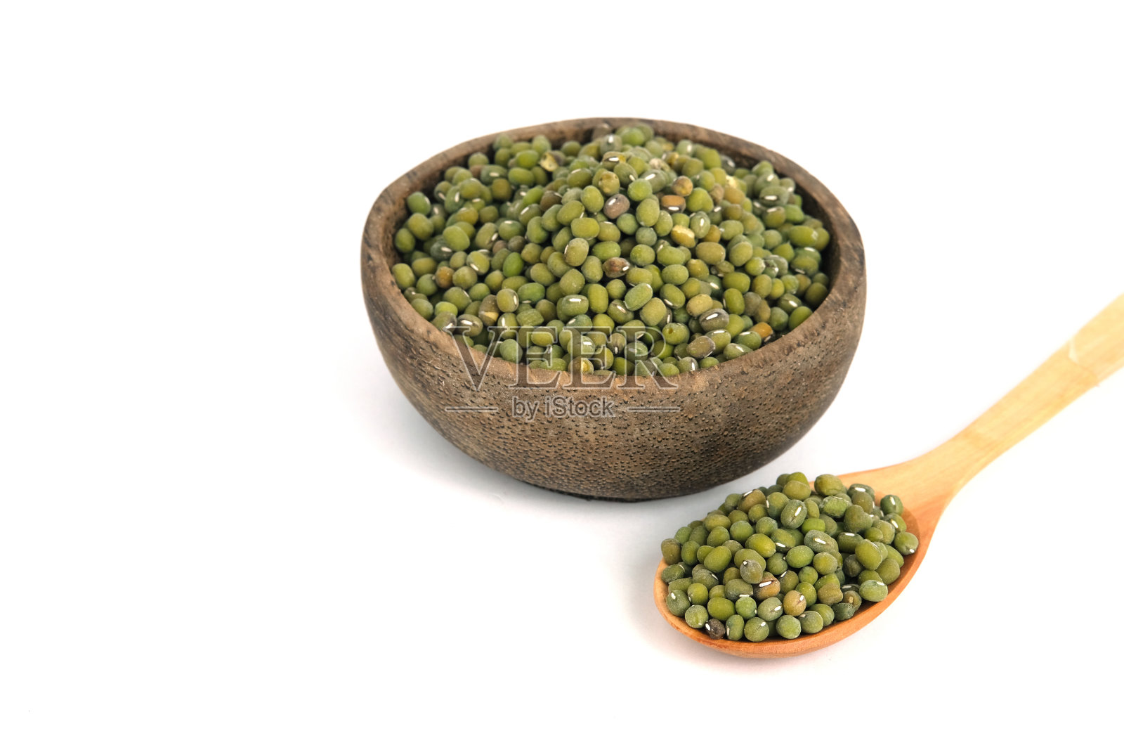 生的绿色绿籽放在木勺和木碗上，孤立在白色背景上照片摄影图片
