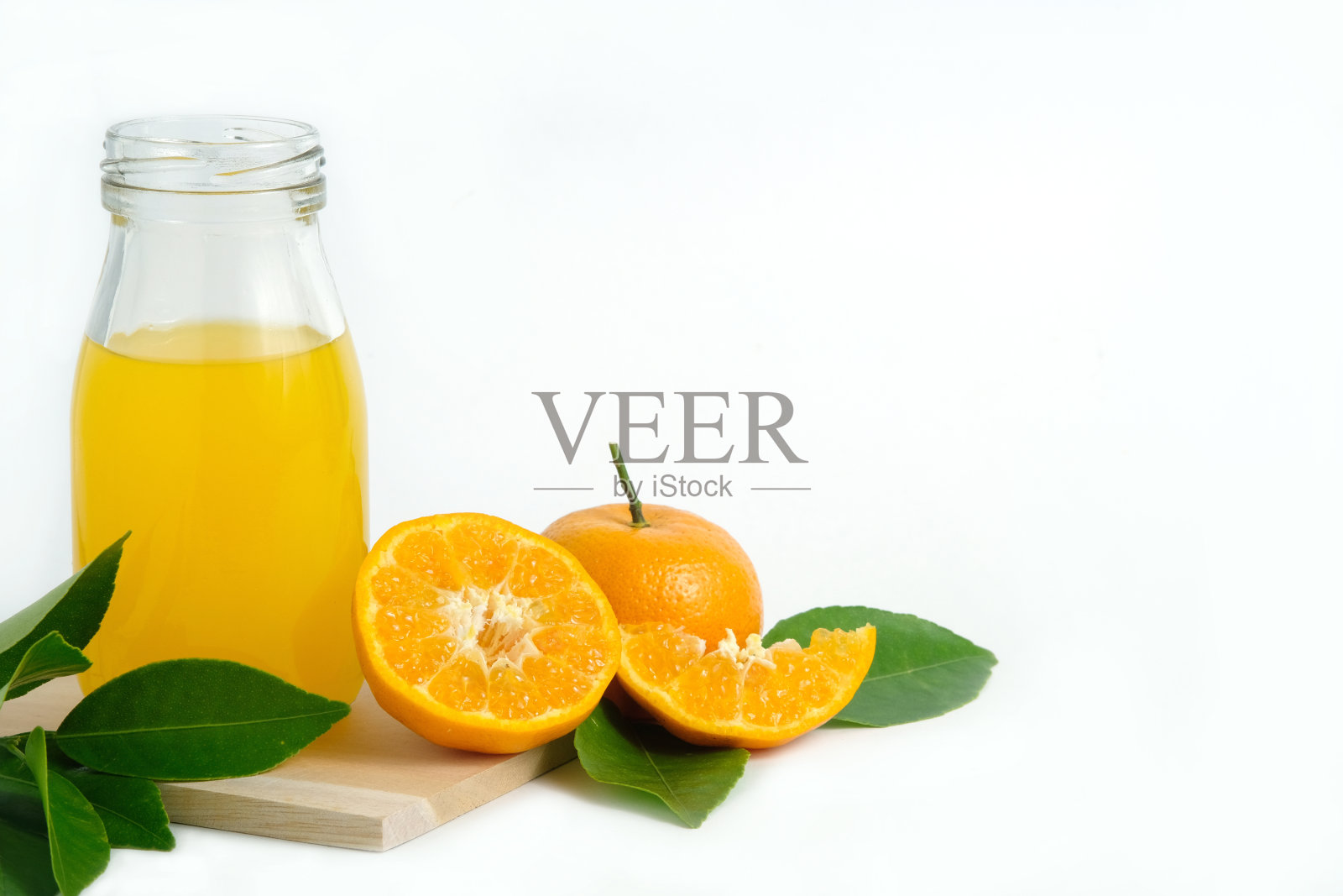 新鲜的橙汁上面的木杯垫，生的，切片的橙子照片摄影图片