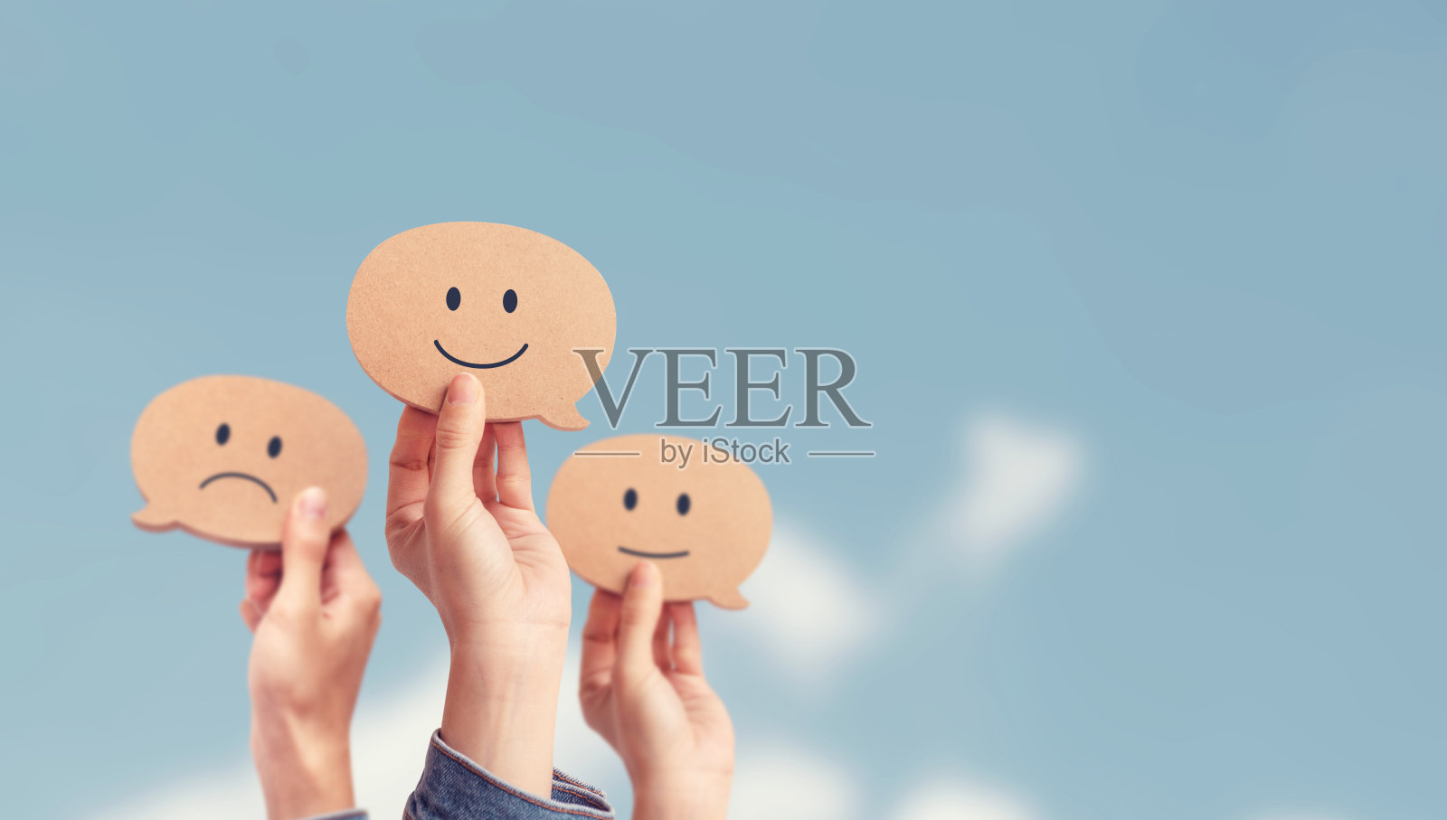 客户显示评分与快乐的图标天空背景，客户满意度调查概念。照片摄影图片
