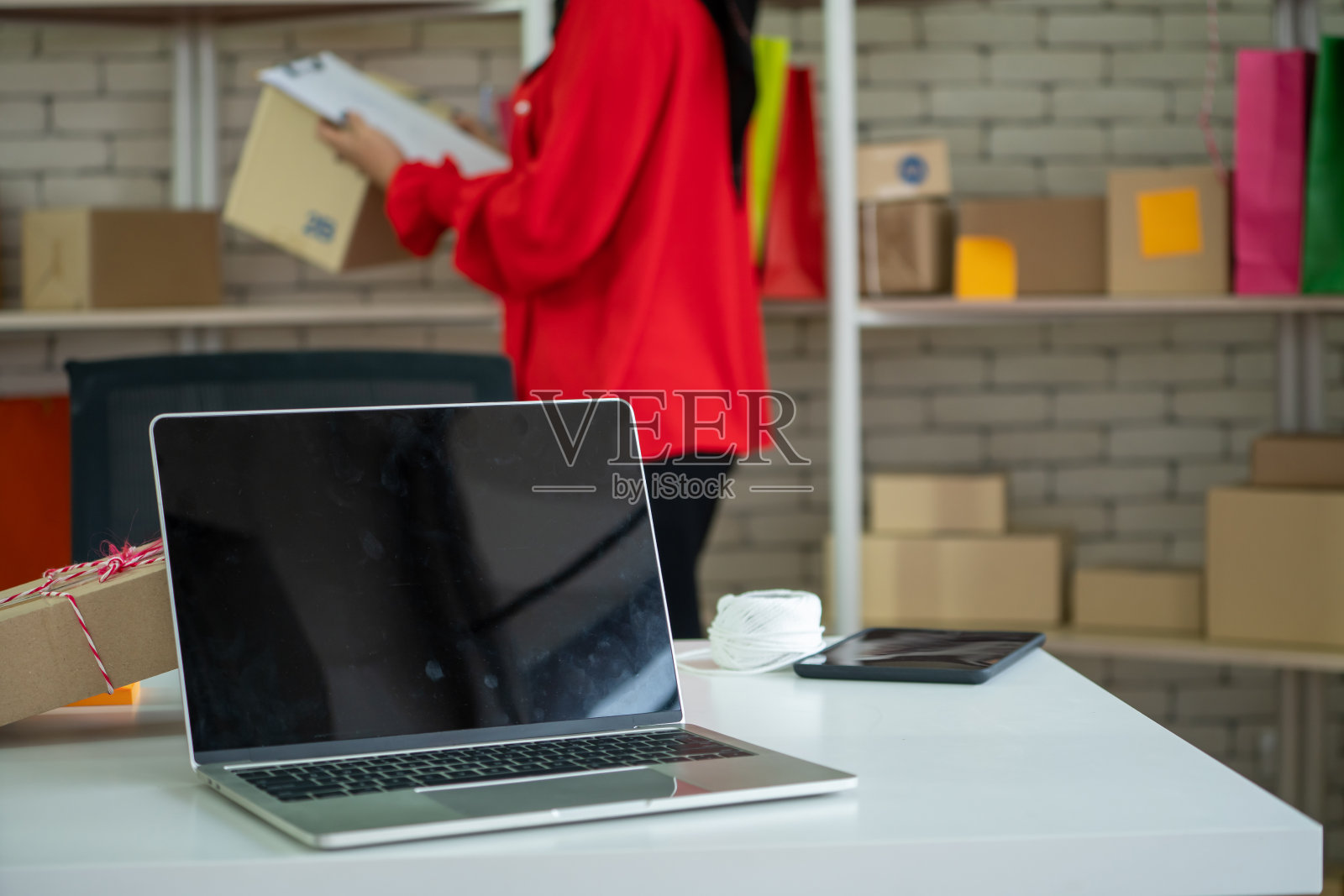 笔记本电脑空屏幕与航运箱的背景照片摄影图片