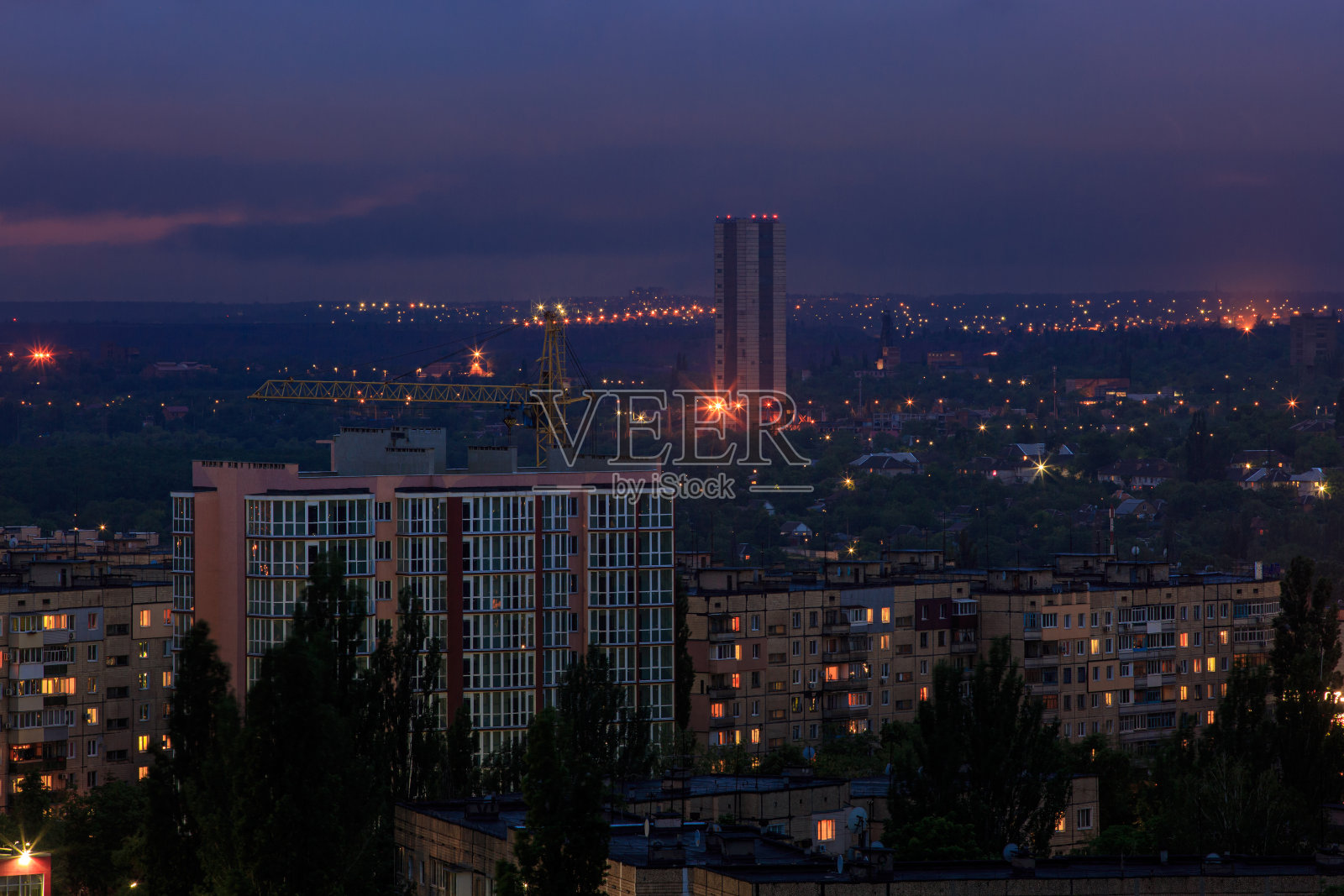 东欧的夜晚工业城市照片摄影图片