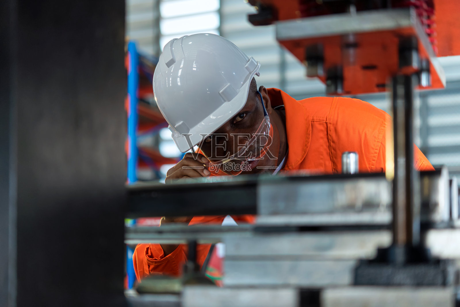 工程师检查机器上的工装。照片摄影图片