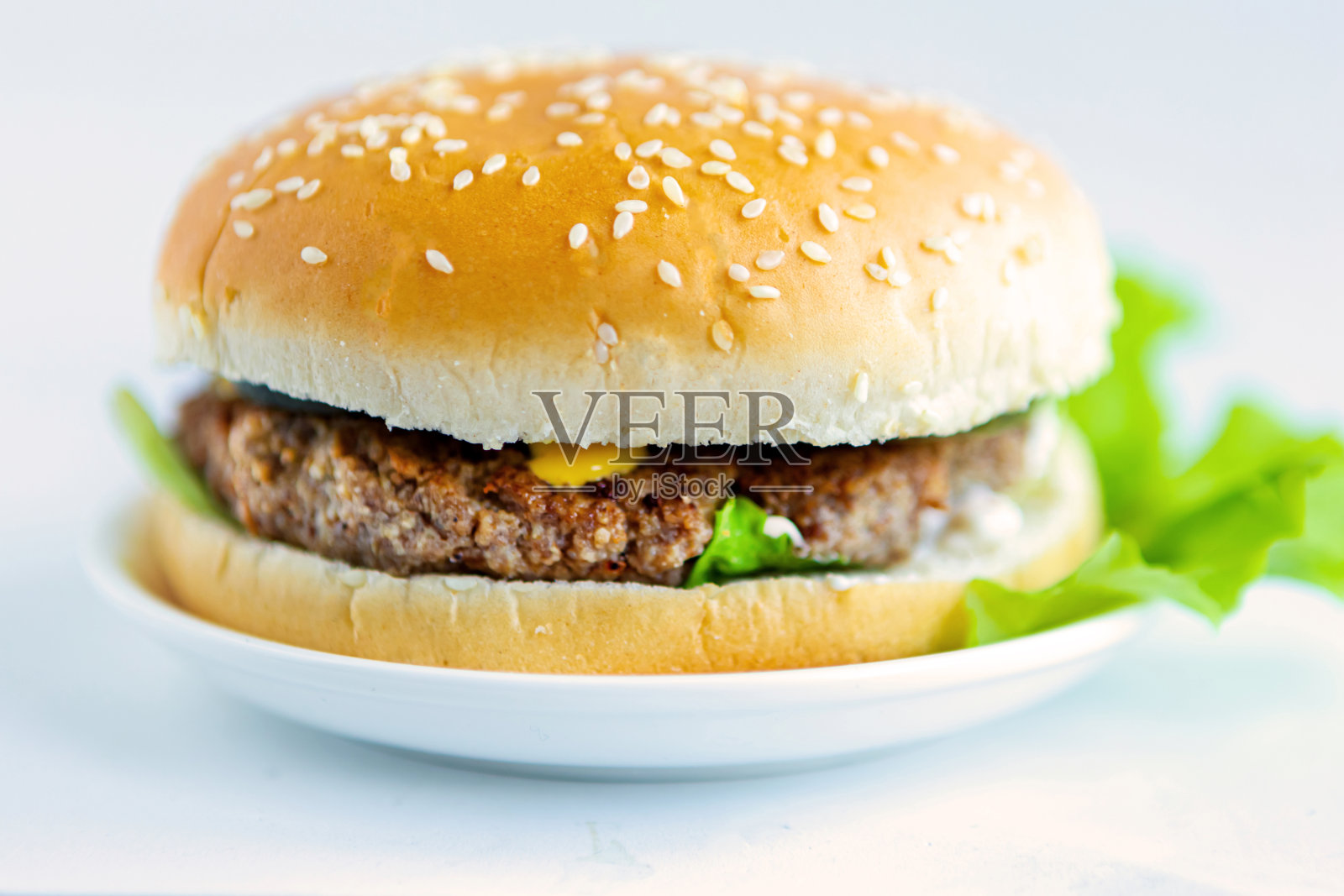 新鲜美味的汉堡在白色的背景，特写照片摄影图片