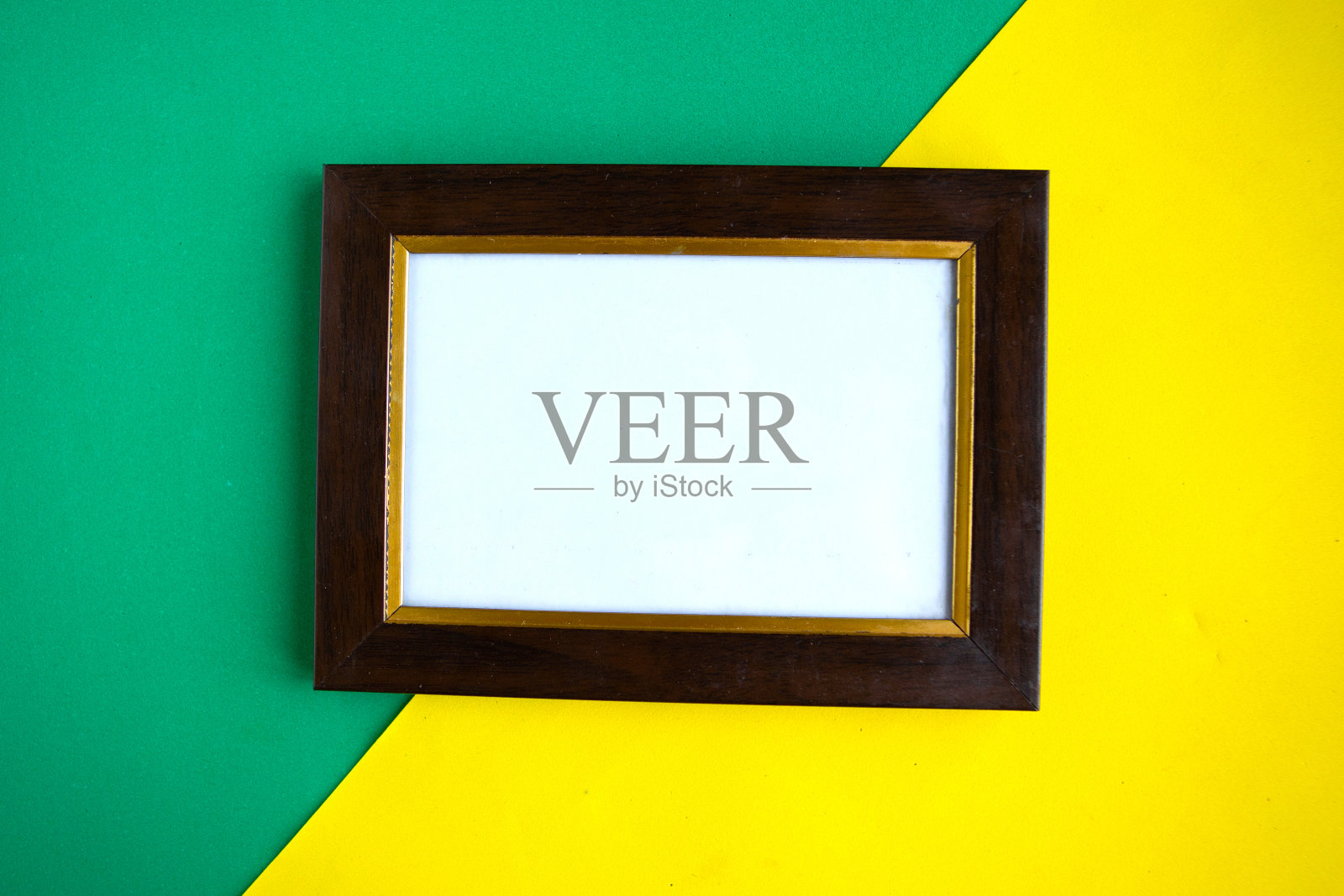 白色模型相框上的彩色背景。最小的概念照片摄影图片