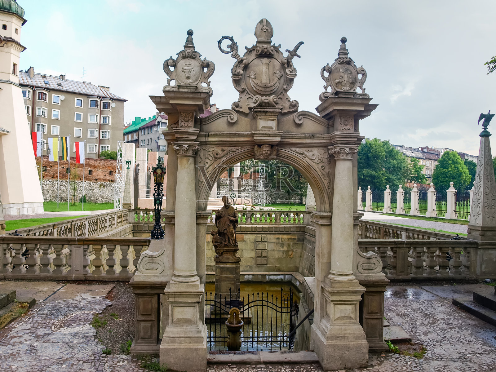 克拉科夫斯加尔卡波林修道院的圣斯坦尼斯劳斯井照片摄影图片