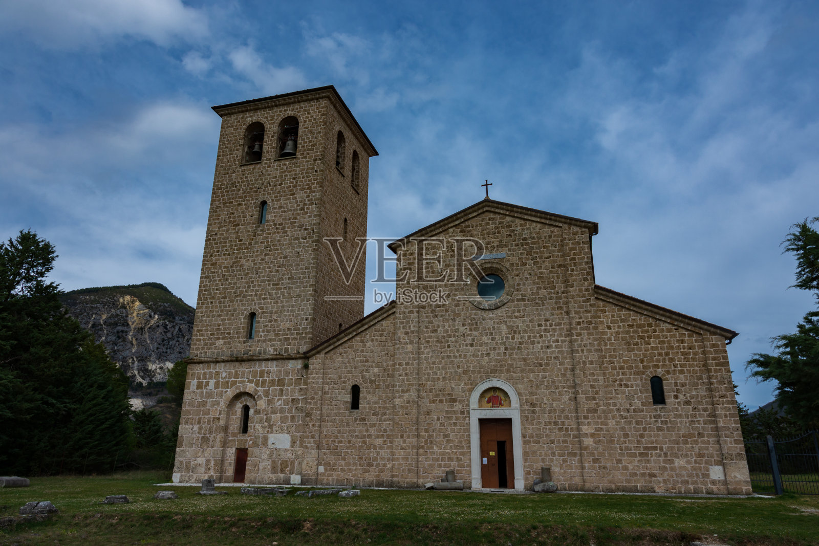 Rocchetta呼叫Volturno, Isernia, Molise。圣文森佐·阿尔·沃尔图诺的本笃会修道院。照片摄影图片