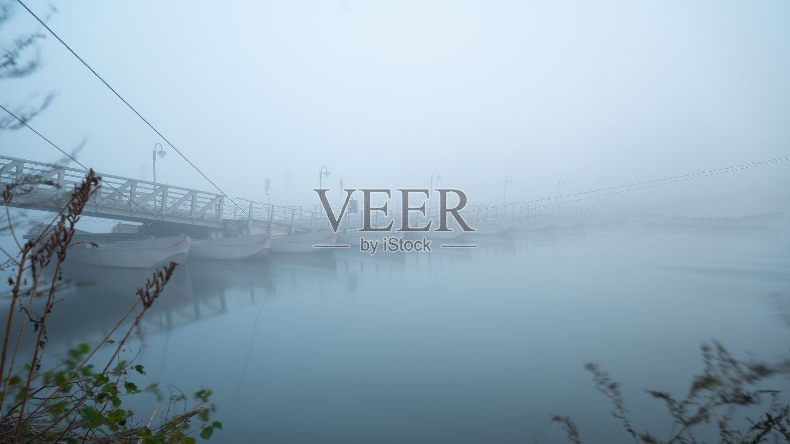 在意大利帕维亚贝雷瓜多的提契诺河上，秋日雾蒙蒙的日出照片摄影图片