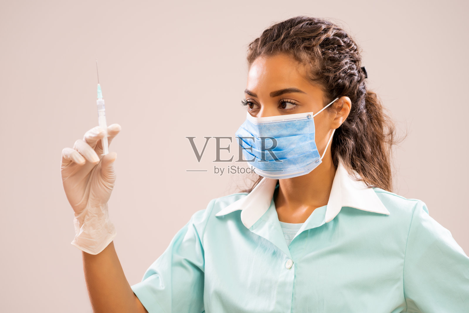 护士拿着注射器照片摄影图片