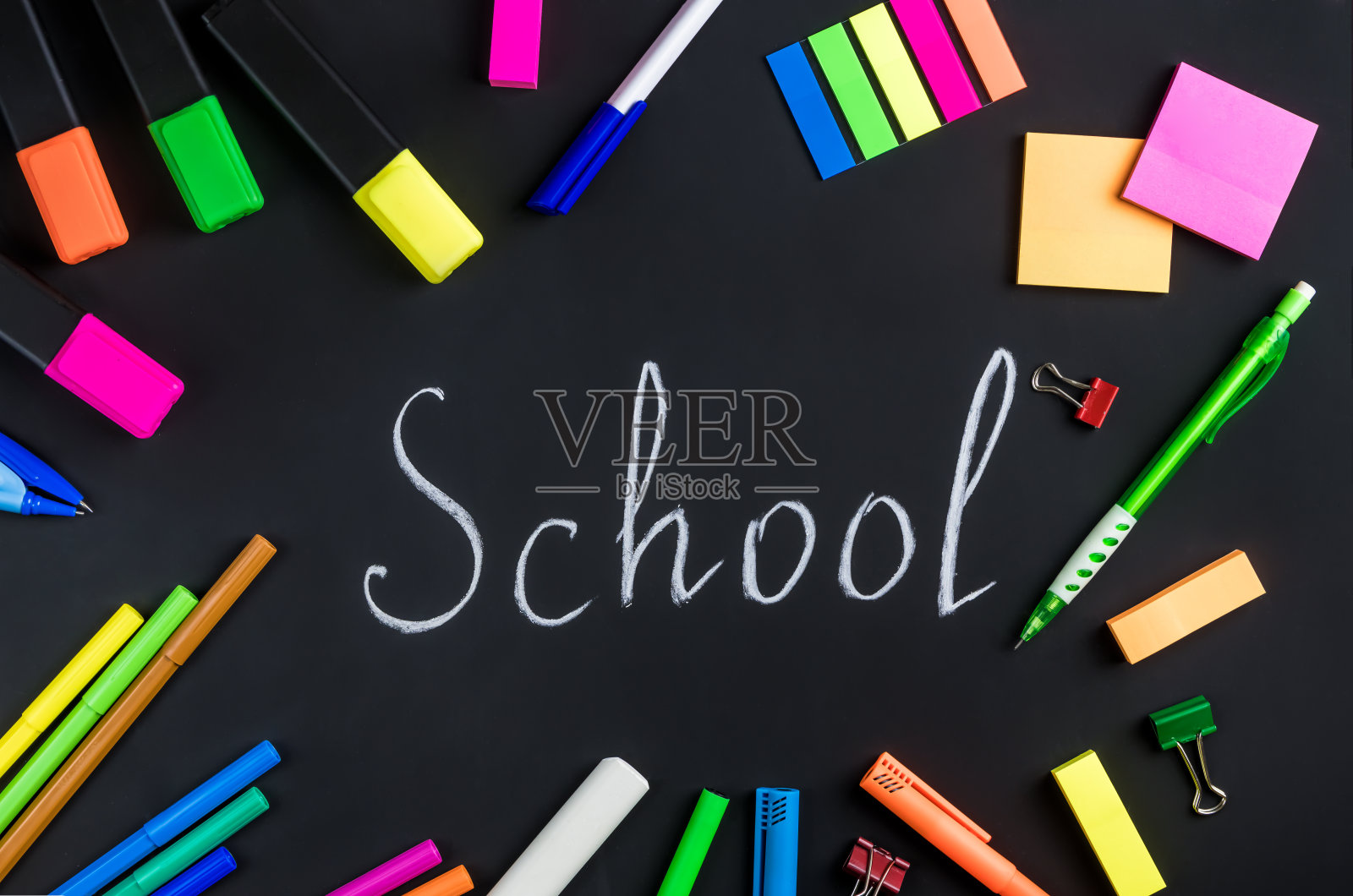 黑板上用白粉笔写着“学校”照片摄影图片