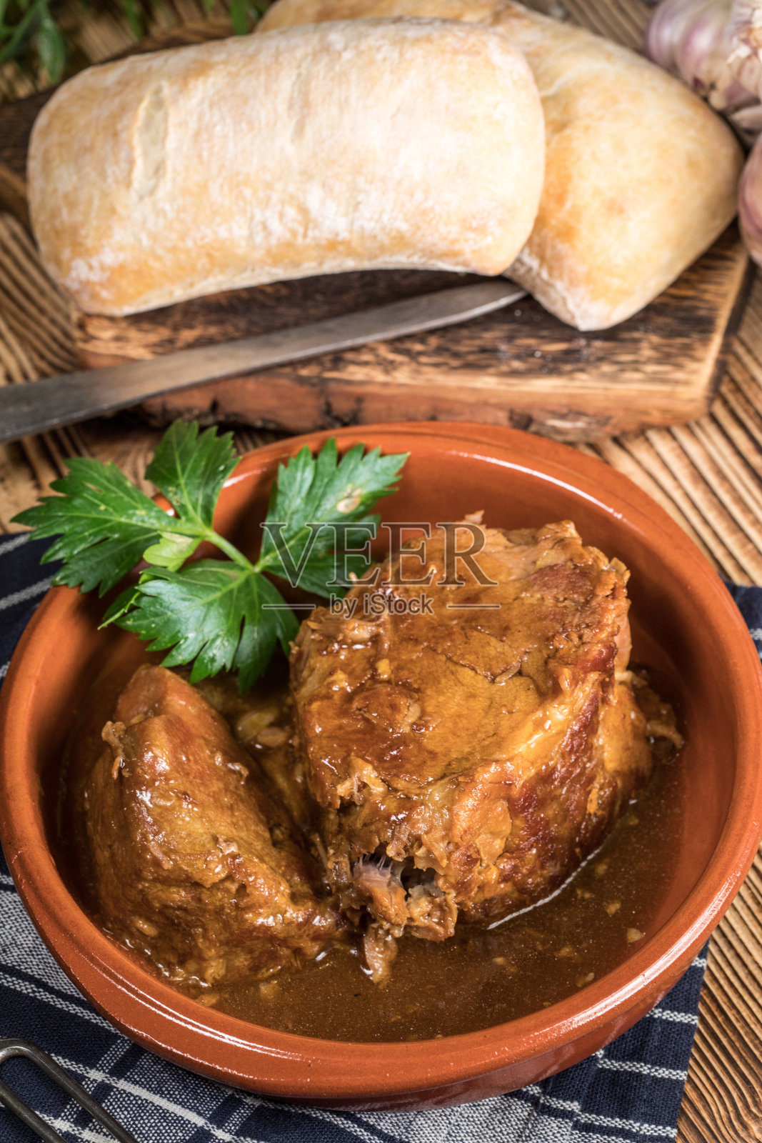 一块红烧猪脖子肉。照片摄影图片