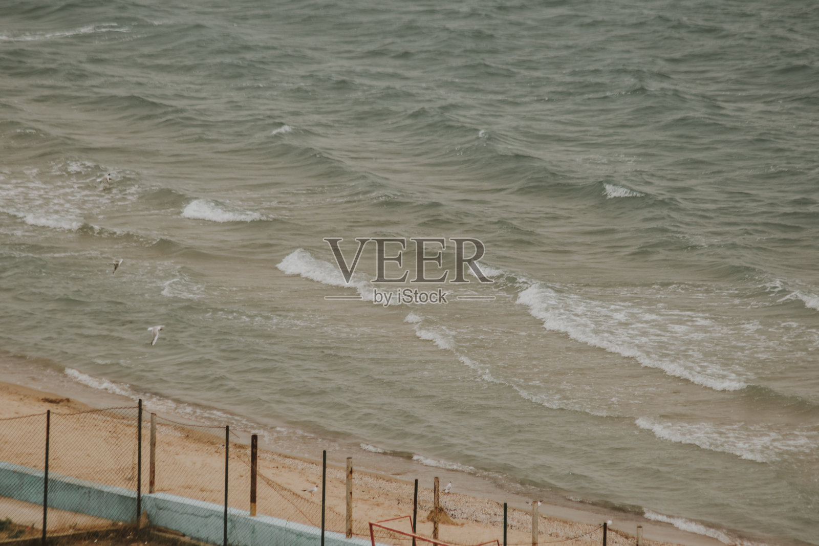 从海滩上看大海照片摄影图片