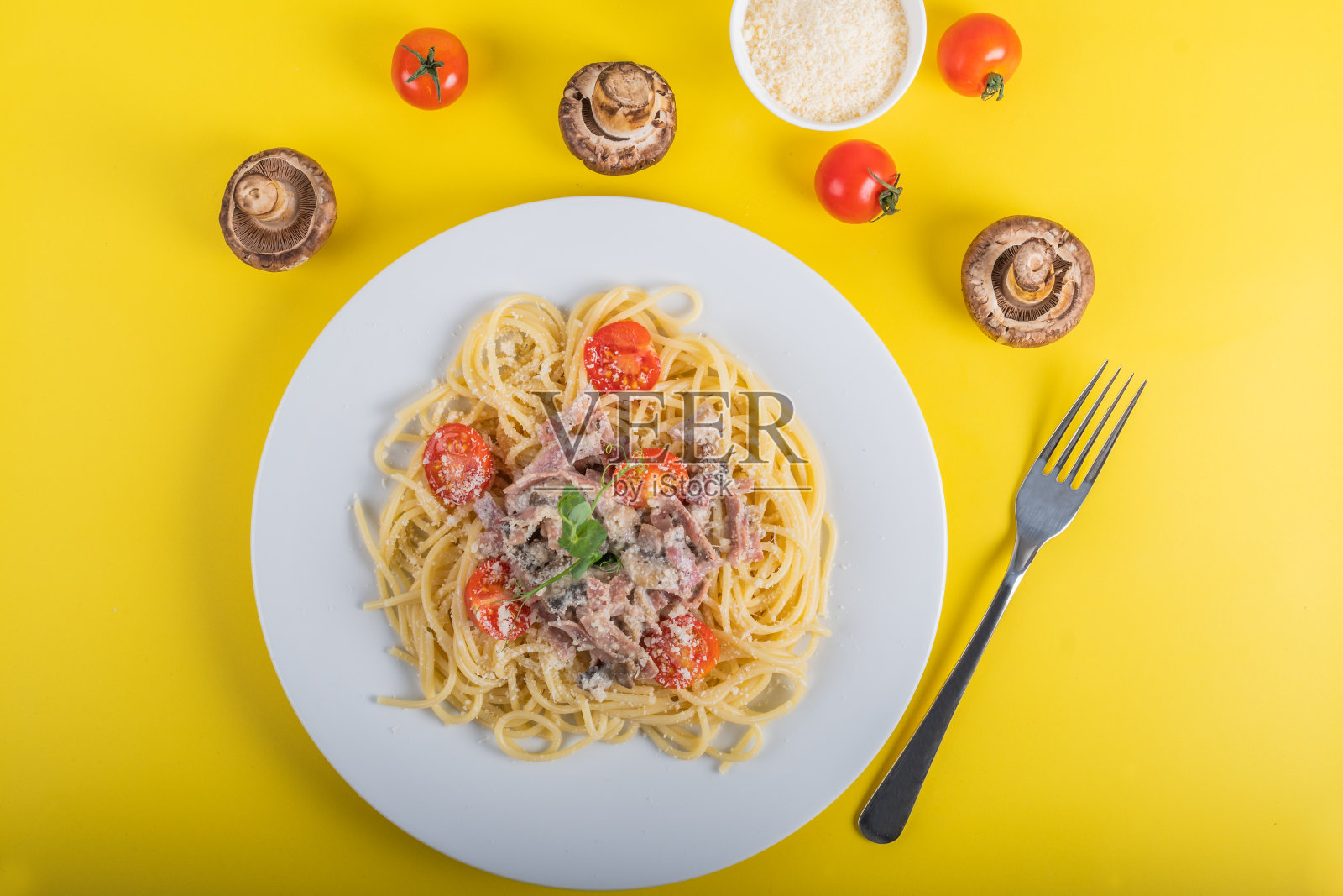 用黄色背景做的意大利面。彩色的顶部和特写视图照片摄影图片