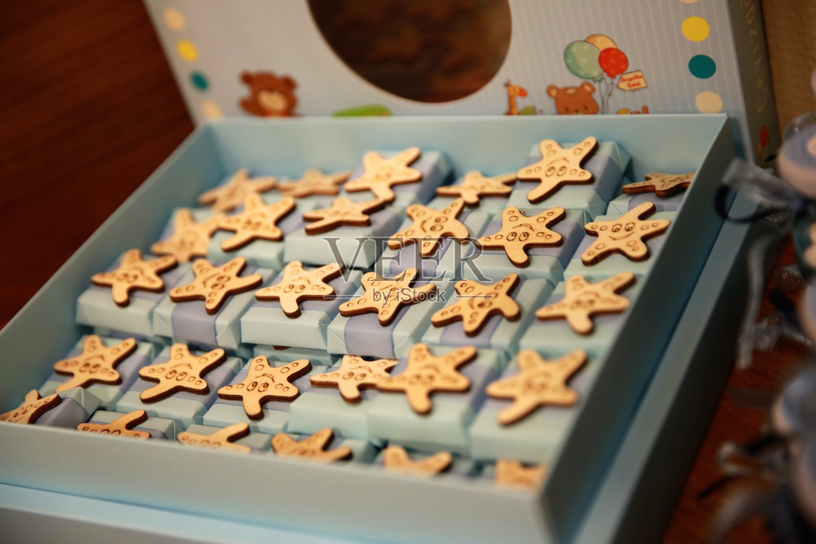 蓝色巧克力盒木制海星装饰照片摄影图片