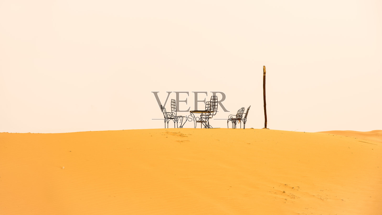 椅子和桌子在沙漠的沙子作为一个放松的地方照片摄影图片