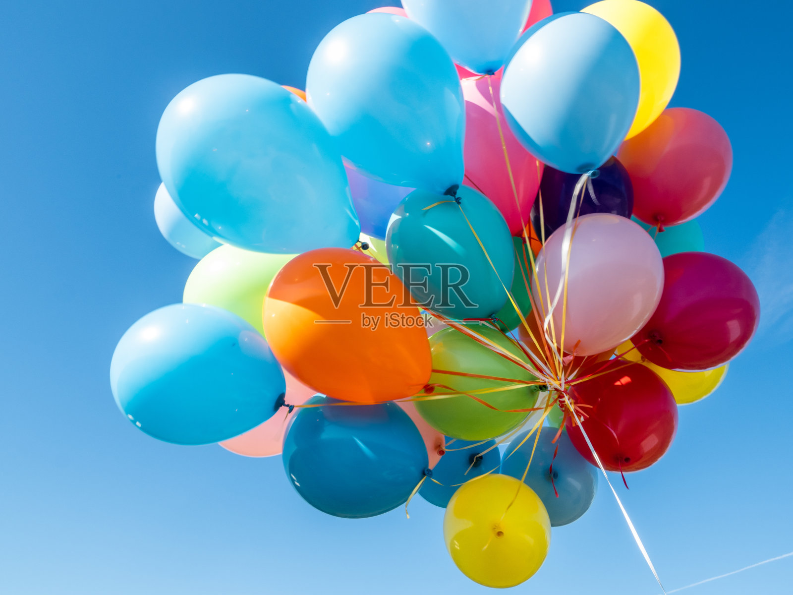 天空中五颜六色的气球簇照片摄影图片