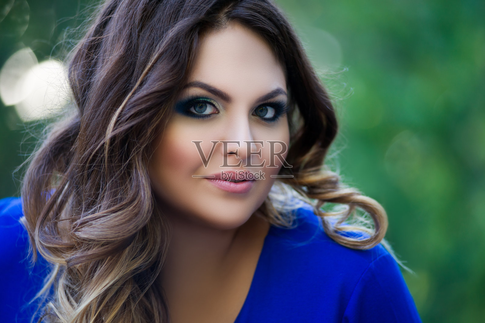 快乐加尺寸时装模特户外，胖女人与美丽的化妆和发型照片摄影图片