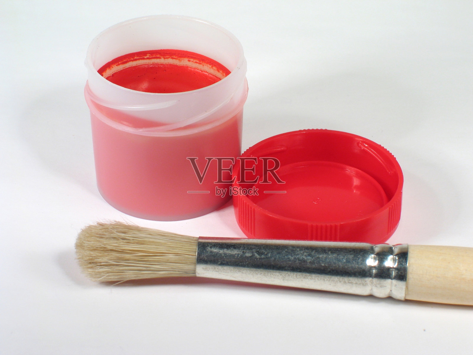 红色水彩瓶，盖子打开，刷子在白色与阴影隔离照片摄影图片