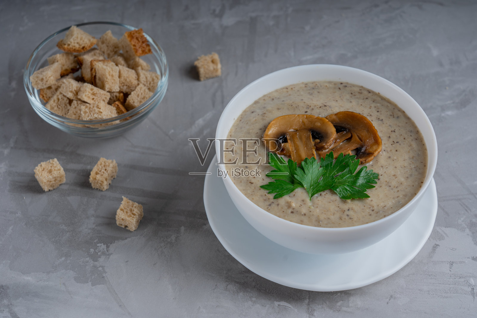 白色的碗里装满蘑菇奶油汤照片摄影图片