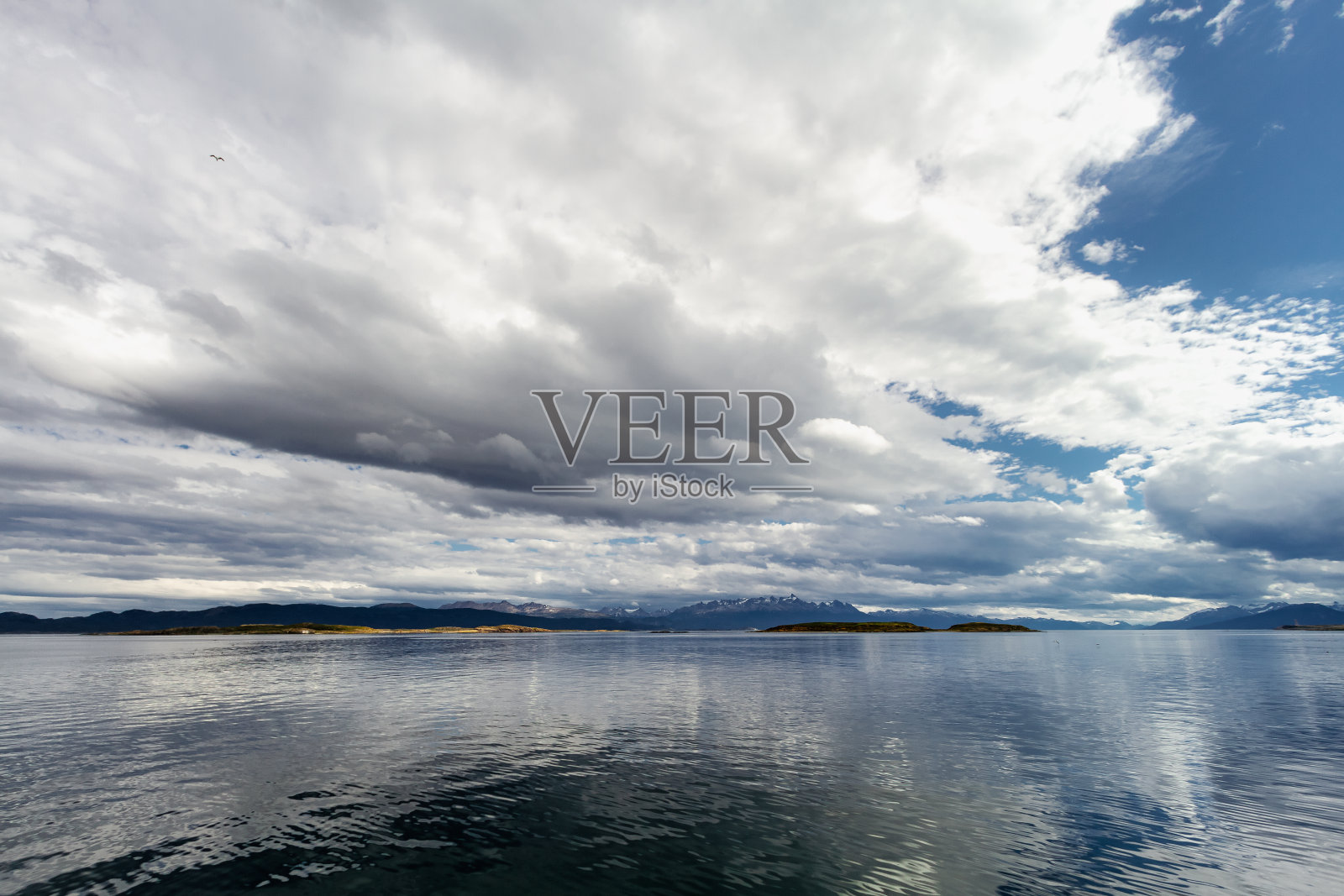 靠近乌斯怀亚(阿根廷)的比格尔海峡的一组小岛，以山脉为背景照片摄影图片