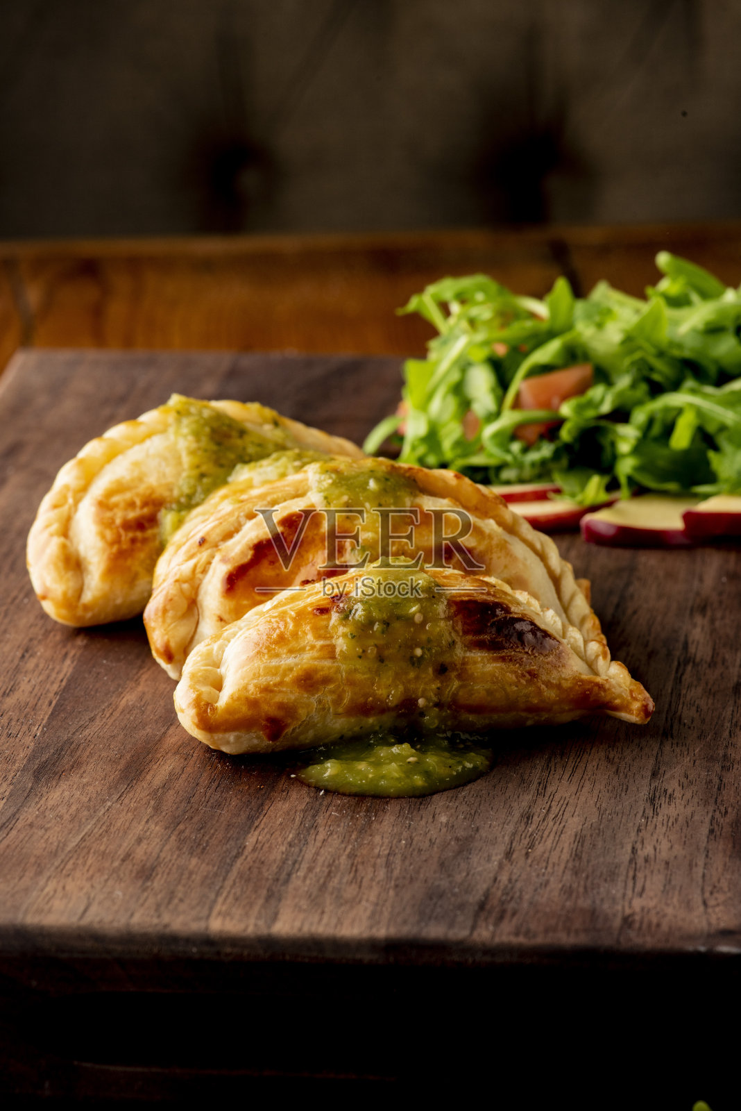 馅饼。经典传统的拉丁美洲西班牙街头小吃的最爱。酥皮，酥皮一种油炸的酥皮或酥皮，用调味过的肉、大蒜香草和香料与辛辣的蘸酱一起食用照片摄影图片