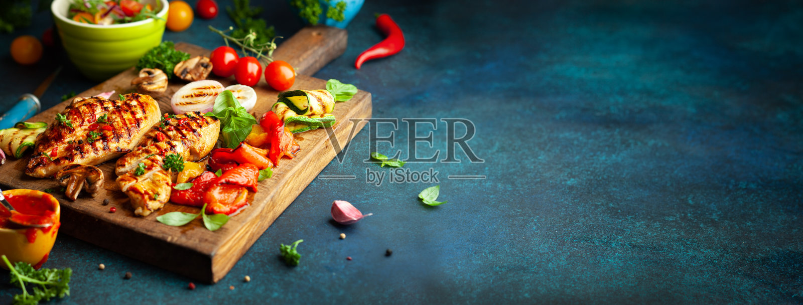 烤鸡胸肉，各种蔬菜和蘑菇照片摄影图片