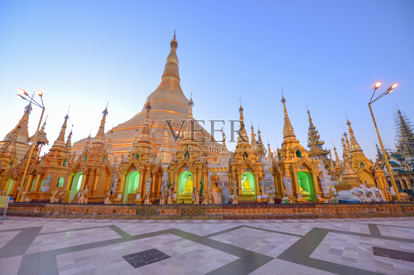 著名的大金塔(塔)与游客，游客和当地人漫步在仰光市中心的金塔，著名的旅游目的地在亚洲。照片摄影图片