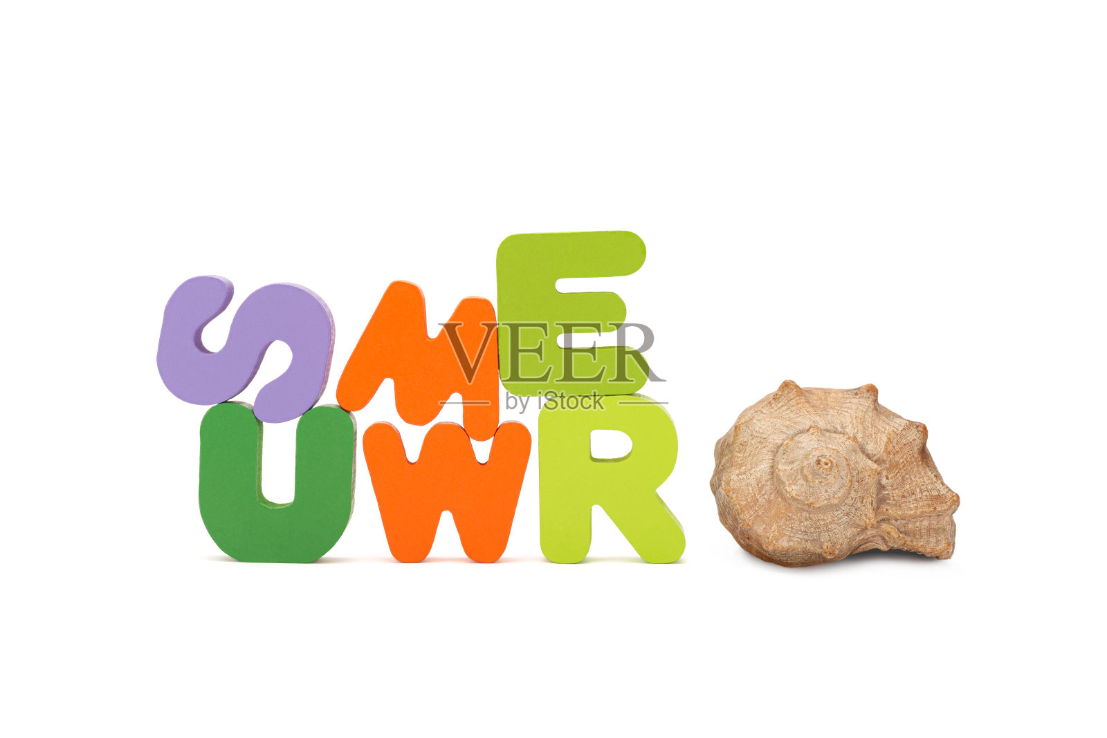 夏天-特写字从彩色木制字母。海贝。夏天的概念。照片摄影图片