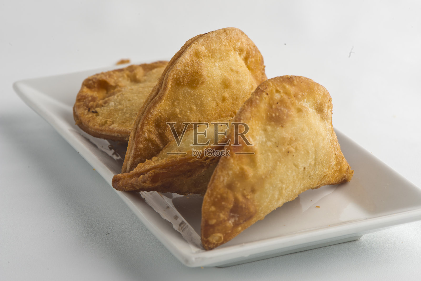 馅饼。经典传统的拉丁美洲西班牙街头小吃的最爱。酥皮，酥皮一种油炸的酥皮或酥皮，用调味过的肉、大蒜香草和香料与辛辣的蘸酱一起食用照片摄影图片