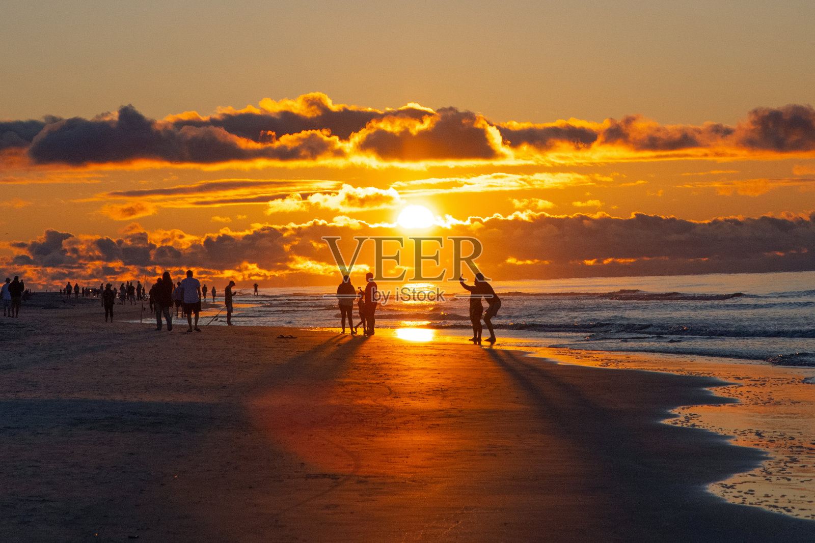 日出-人群欣赏日出-希尔顿头，南卡罗来纳州照片摄影图片