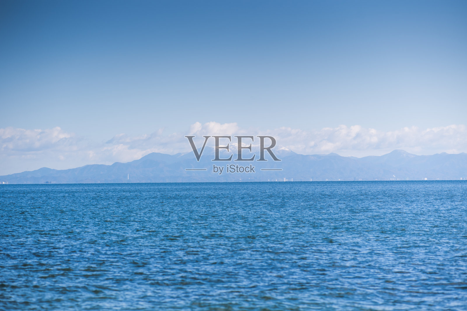 早晨的富士山和川口湖，秋季的富士山在山町。照片摄影图片