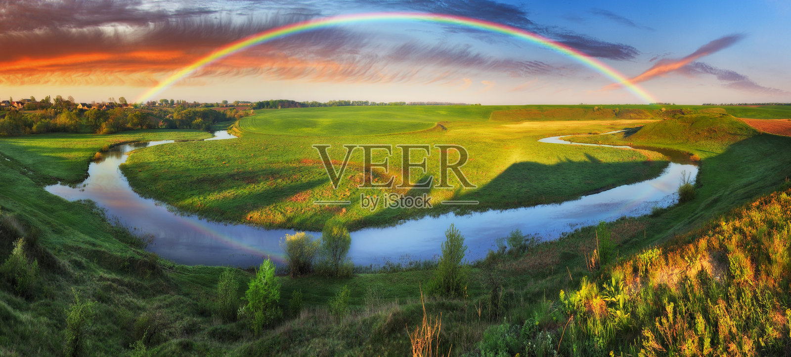 春江上的彩虹景观照片摄影图片