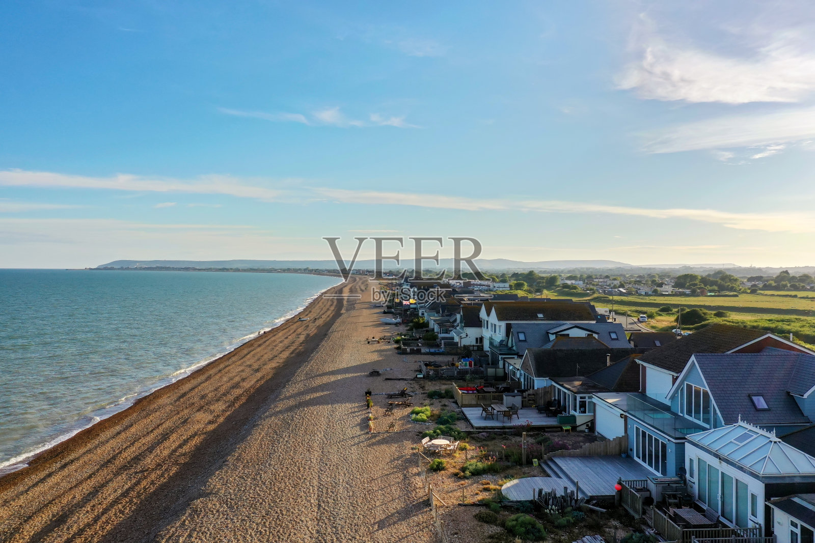 美丽的海滩和海洋小镇的景色照片摄影图片