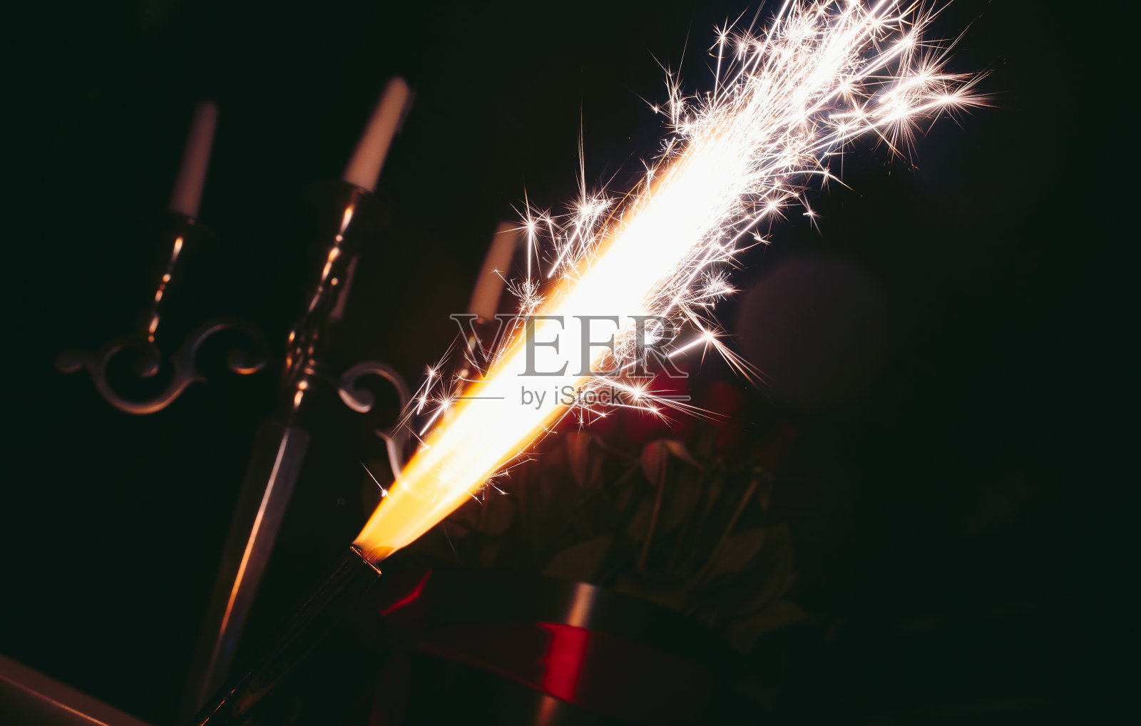 手拿着炯炯有神的眼睛。抽象而鲜艳的烟花在庆祝和周年庆典上。圣诞快乐，新年晚会鲜花蜡烛背景照片摄影图片