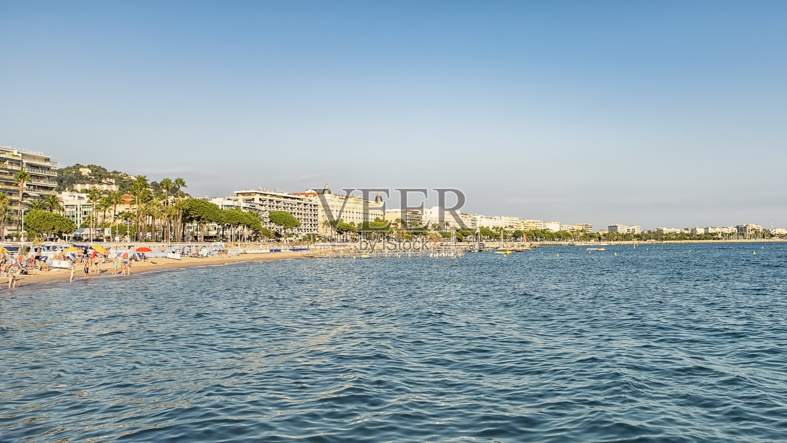 从海滩上看戛纳照片摄影图片