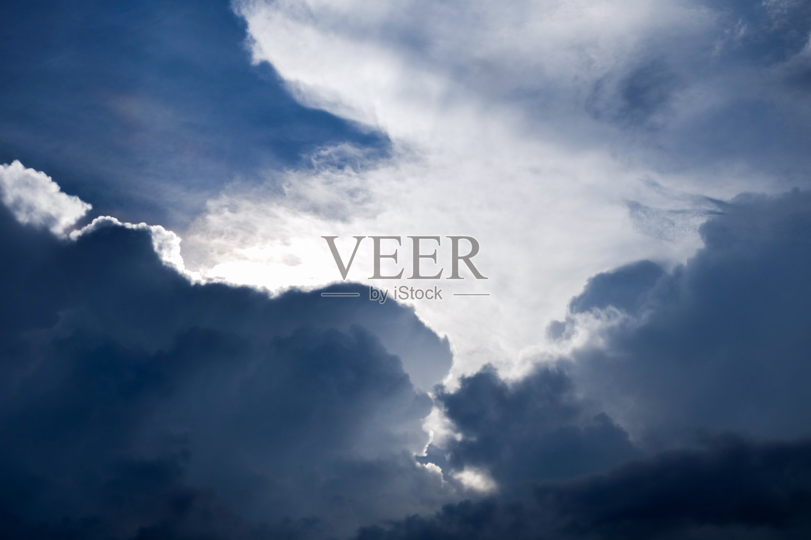 软焦点雨云和蓝天照片摄影图片