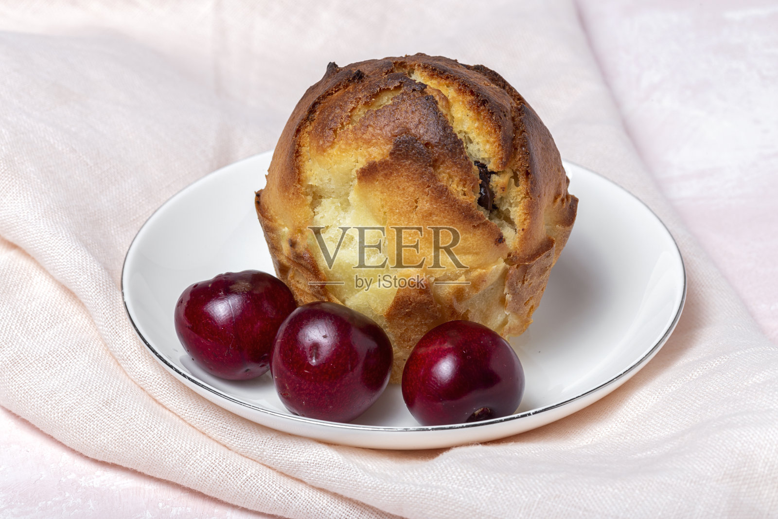 自制红莓樱桃松饼照片摄影图片