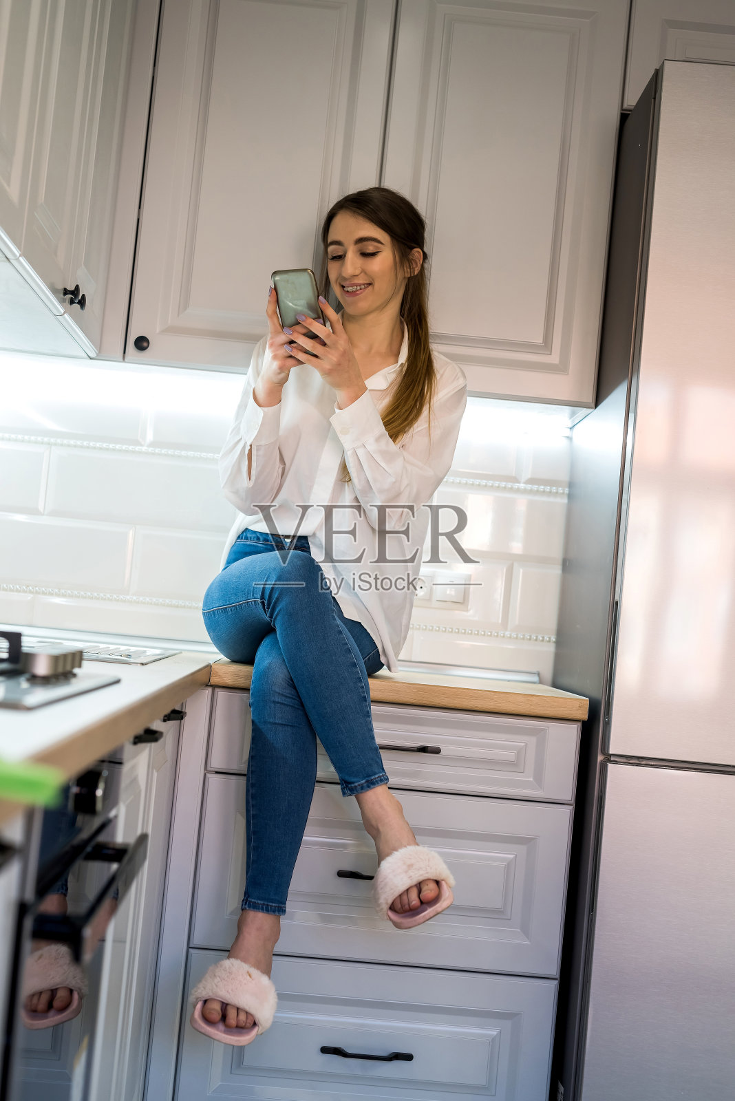 年轻美丽的女孩在厨房摆姿势的肖像照片摄影图片