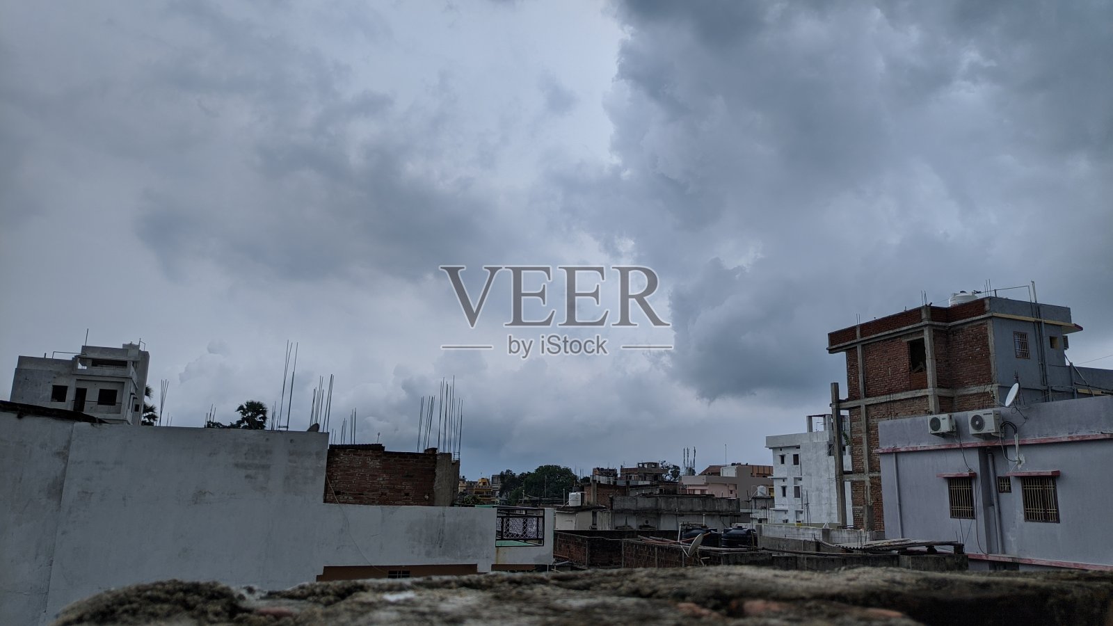 在下雨前从屋顶俯瞰令人敬畏的天空。照片摄影图片