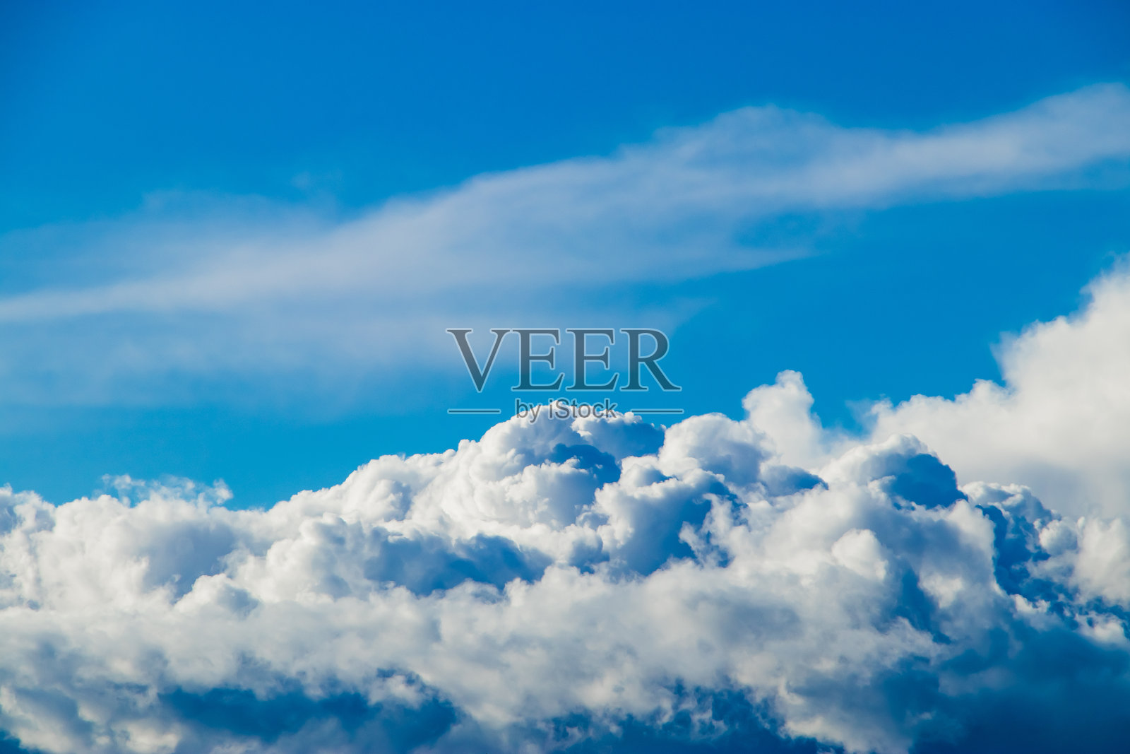 蓝天映衬着洁白蓬松的积云。象征着梦想和自由。设计的背景。照片摄影图片