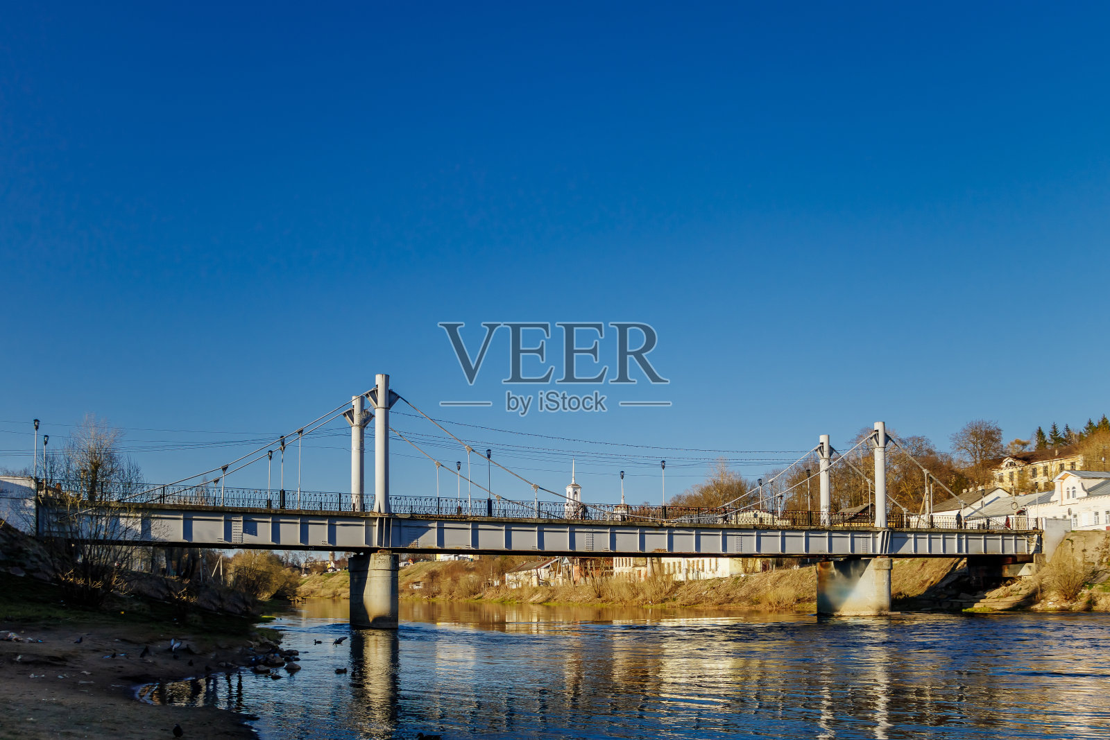 河上的金属拱桥。照片摄影图片