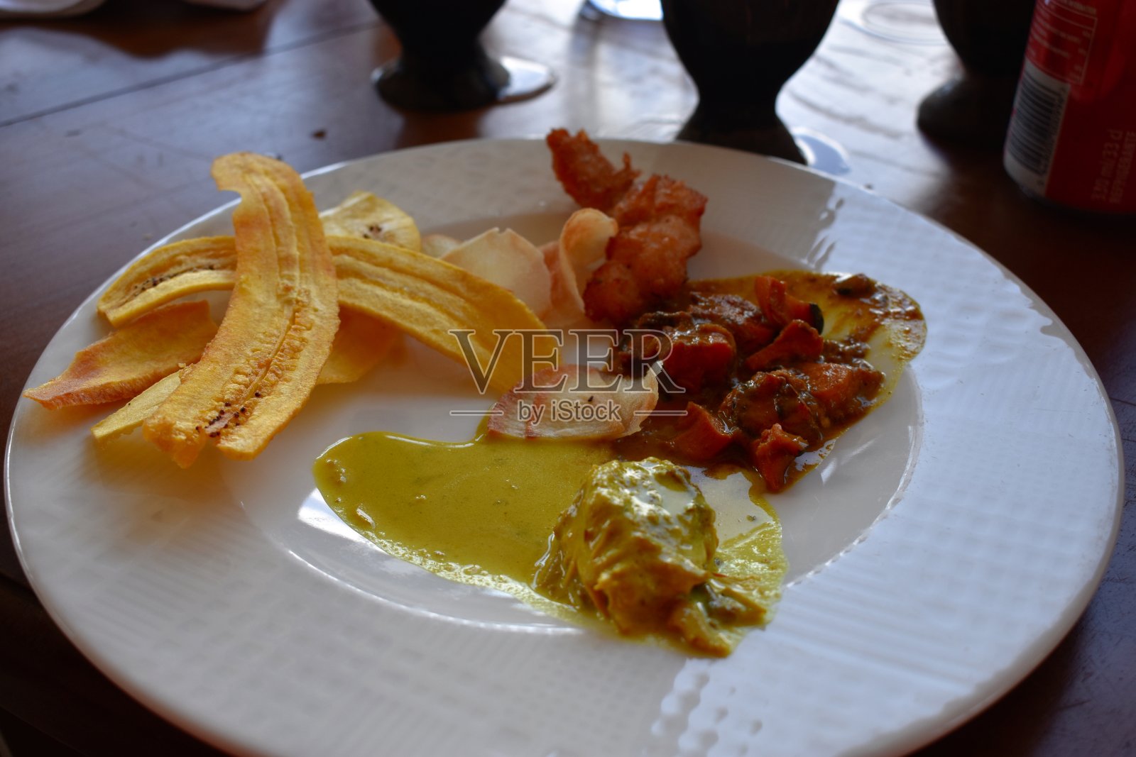 咖喱鸡和鱼配香蕉和木薯片照片摄影图片