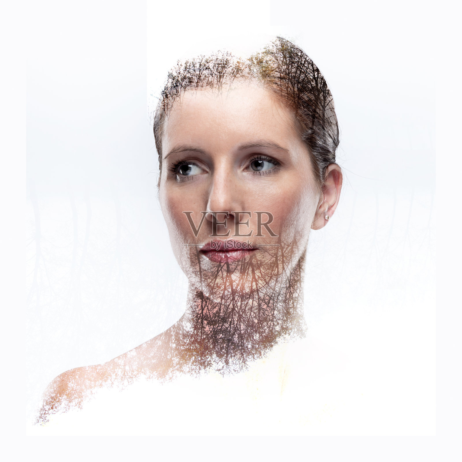 美丽的年轻女子的剪影与干净清新的皮肤在森林背景。自我保健的概念。照片摄影图片