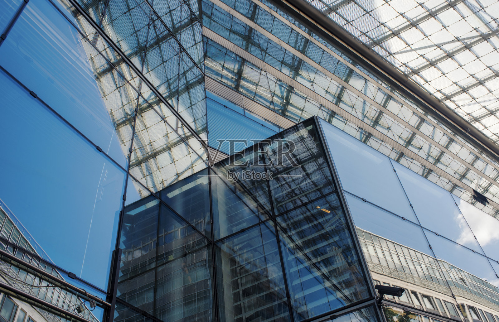 在城市中心的一个办公大楼的玻璃立面的抽象特写照片摄影图片