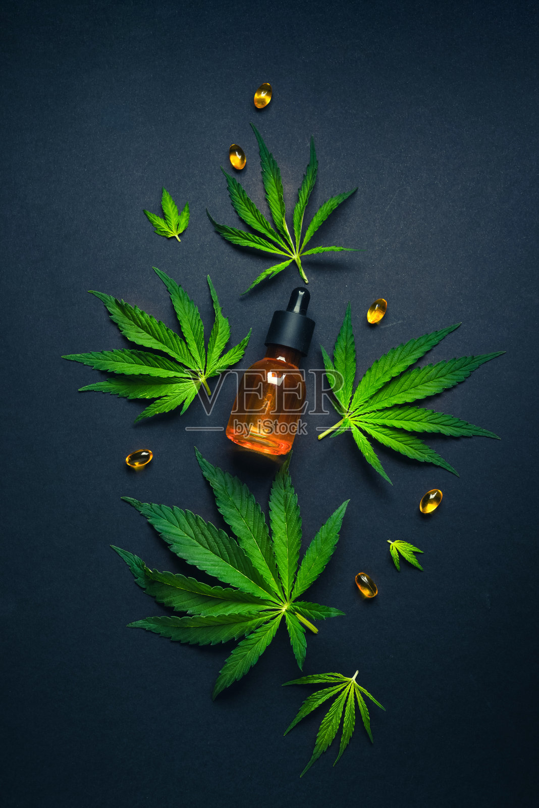 医用CBD油，酊剂黑色时尚背景与大麻叶照片摄影图片