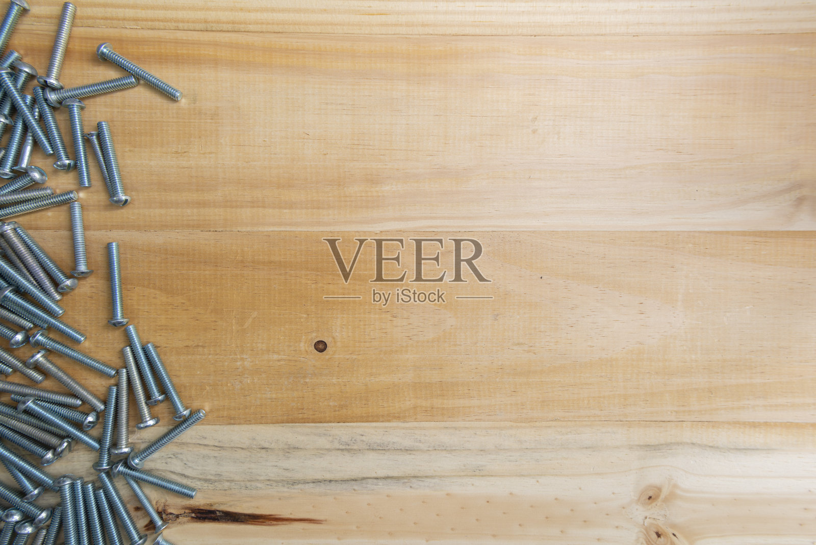 一张轻木凳的左角上散落着无数的银螺钉。松木。副本的空间。建筑工程的概念。照片摄影图片
