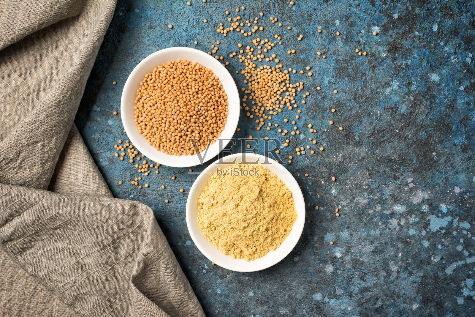 芥末放在白色的碗里，是传统的自制辣味调料照片摄影图片