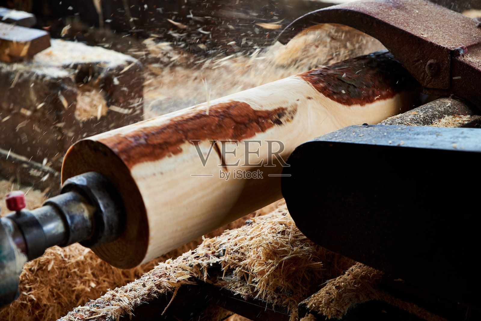 锯木厂的锯机从原木上锯树皮。照片摄影图片