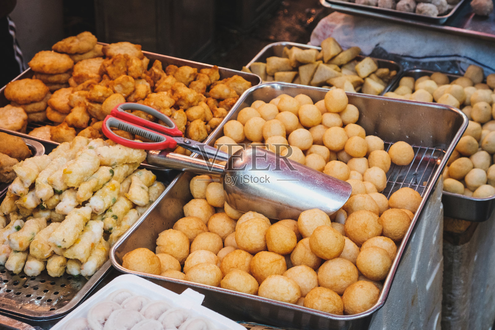 亚洲食品市场上的中国街头小吃照片摄影图片