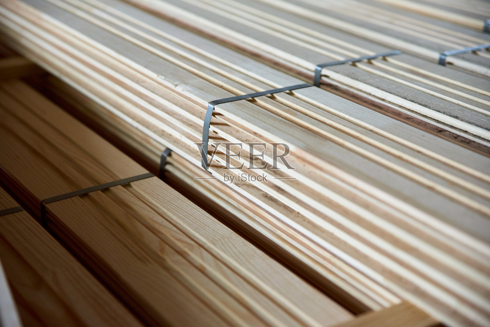 饰面木板储存在仓库中。照片摄影图片