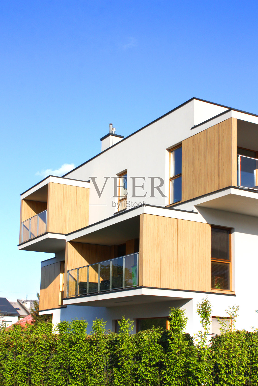 木质外墙的现代公寓楼照片摄影图片